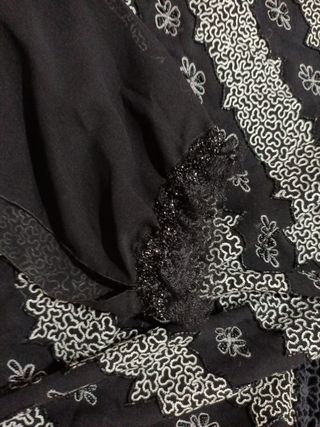 Blusa negra con encaje