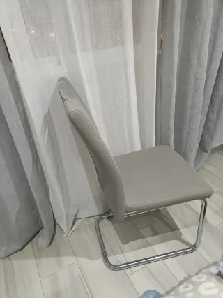 Sillas de comedor grises y plateadas