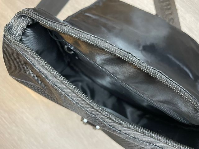 Bolso Trapstar Negro Reflectante