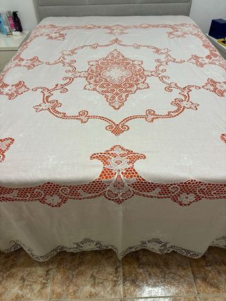 Colcha de linho com bordado e renda de burano
