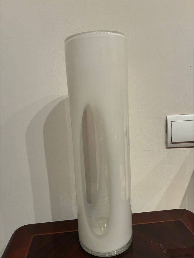 Jarrón cilíndrico de cristal blanco