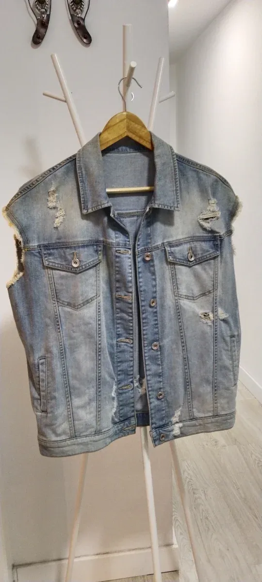 Chaqueta vaquera sin manga desgastada