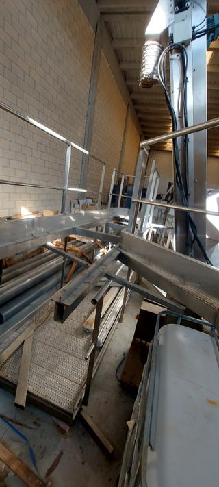 Escalera de acero inox y plataformas de bodega.