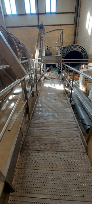 Escalera de acero inox y plataformas de bodega.