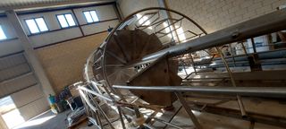 Escalera de acero inox y plataformas de bodega.