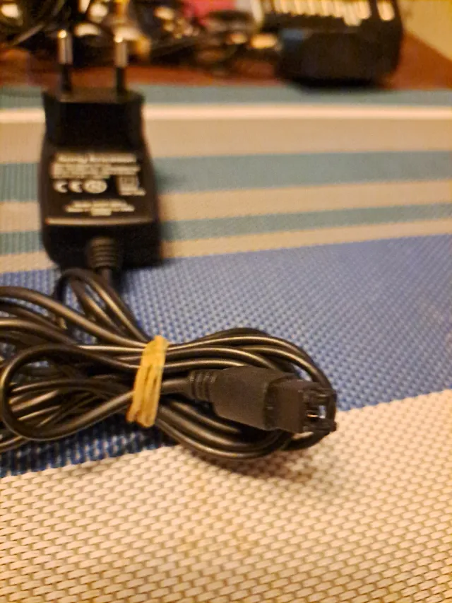 Caricabatterie Sony Ericsson CST-13