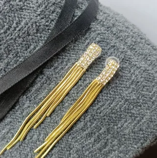 Pendientes dorados largos con brillantes