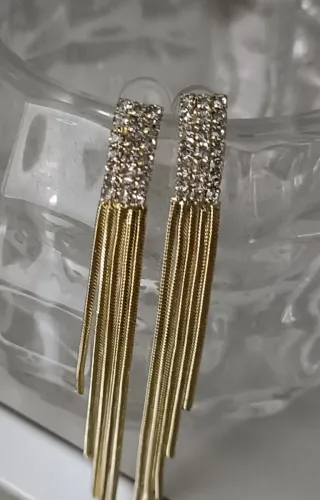 Pendientes dorados largos con brillantes