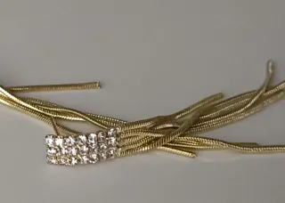 Pendientes dorados largos con brillantes