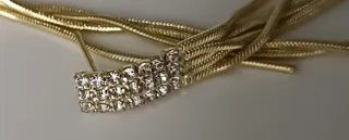 Pendientes dorados largos con brillantes