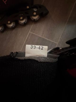 Patines en línea negros y rosas