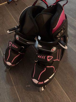 Patines en línea negros y rosas