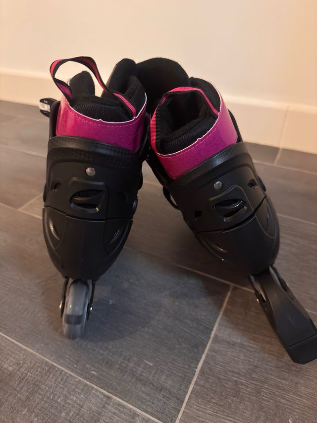 Patines en línea negros y rosas
