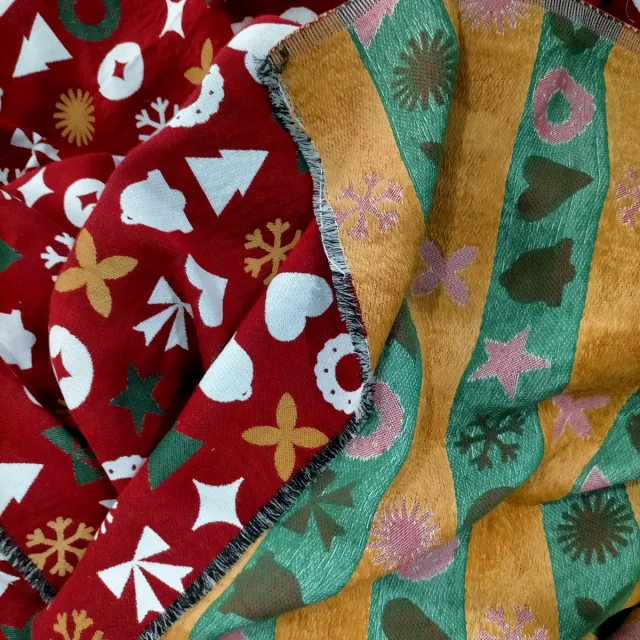 Tela de tapicería con motivos navideños.