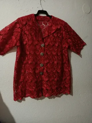 Blusa roja de encaje con botones