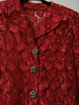 Blusa roja de encaje con botones