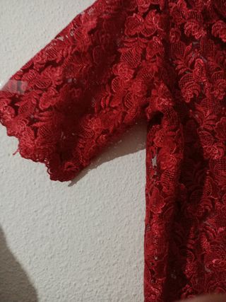Blusa roja de encaje con botones