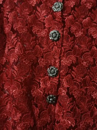 Blusa roja de encaje con botones