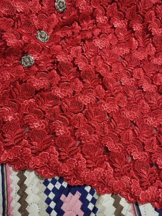 Blusa roja de encaje con botones