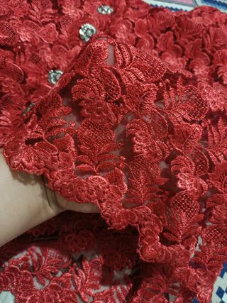 Blusa roja de encaje con botones