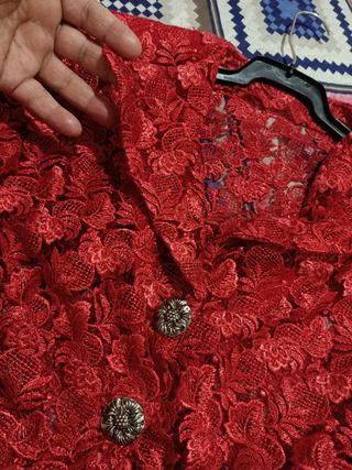 Blusa roja de encaje con botones