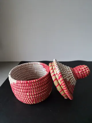 Cesto intrecciato a mano con coperchio