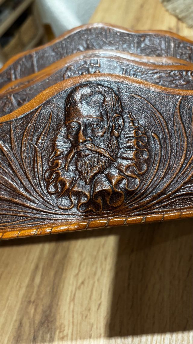 ESCRIBANIA CUERO REPUJADO