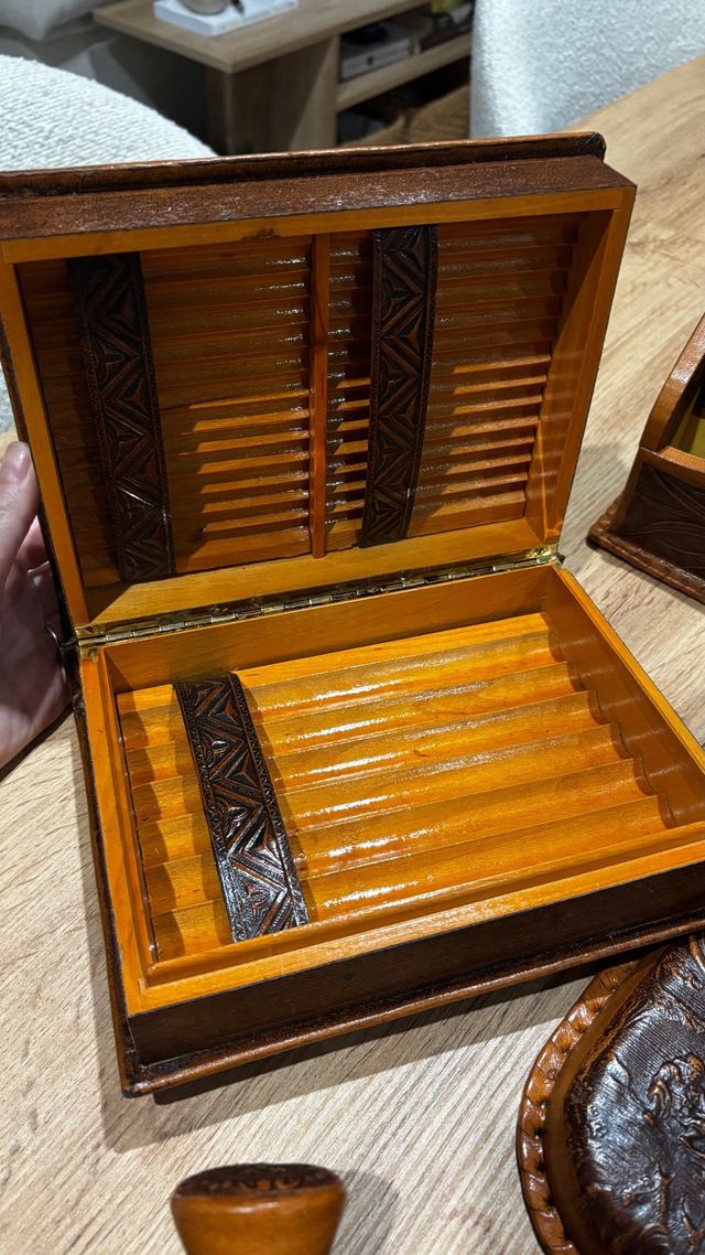 ESCRIBANIA CUERO REPUJADO