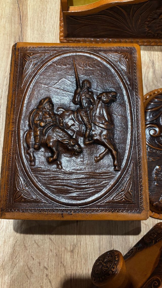 ESCRIBANIA CUERO REPUJADO