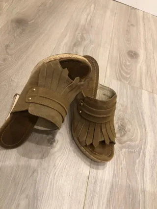 Zapatos de cuña marrones con flecos