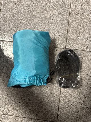 Hamaca de tela azul y gris
