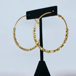 Pendientes de aro dorados con cubos