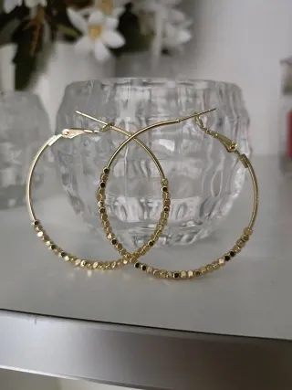 Pendientes de aro dorados con cubos
