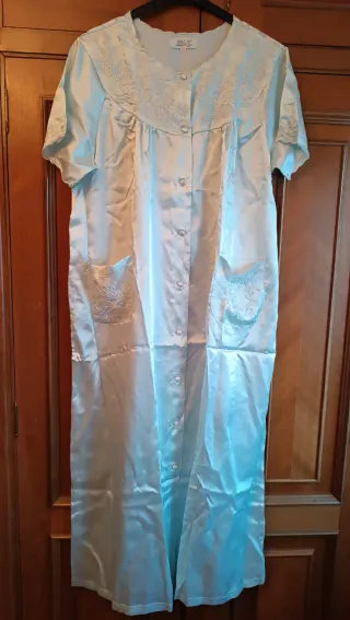 Camisón y bata de raso