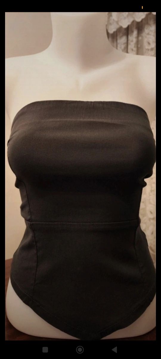 Top bandeau gris marengo, escote palabra de honor