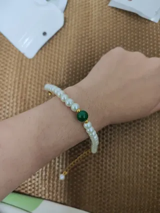 Pulsera perlas y piedra verde tipo jade