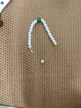 Pulsera perlas y piedra verde tipo jade