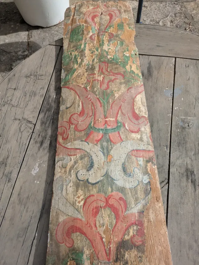 Fragmento de retablo policromado.