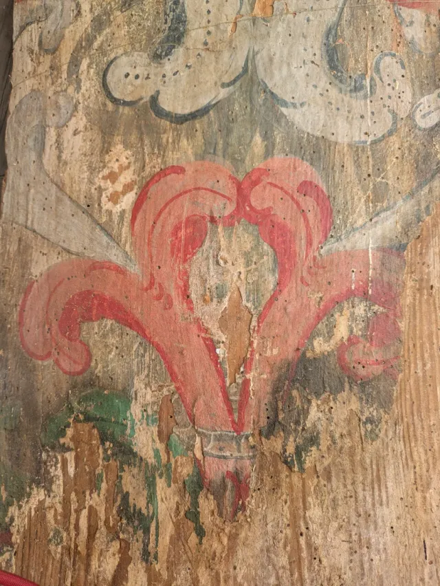 Fragmento de retablo policromado.