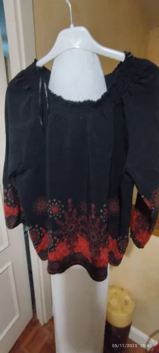 Blusa Desigual Negra y Roja
