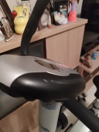 Bicicleta Estática Gris y Plateada