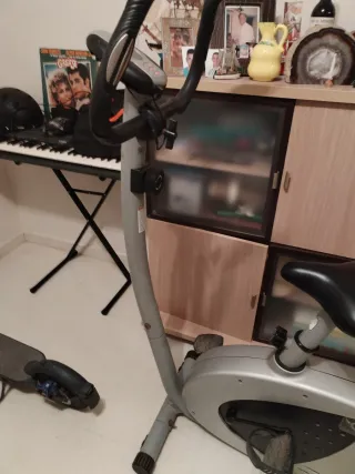 Bicicleta Estática Gris y Plateada