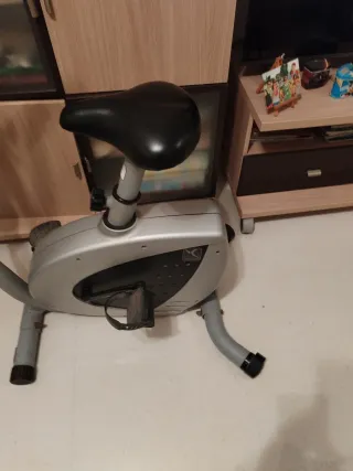 Bicicleta Estática Gris y Plateada