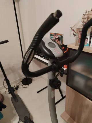 Bicicleta Estática Gris y Plateada