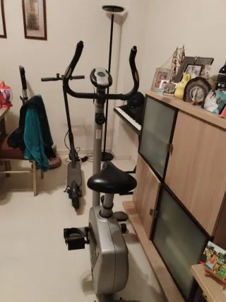 Bicicleta Estática Gris y Plateada