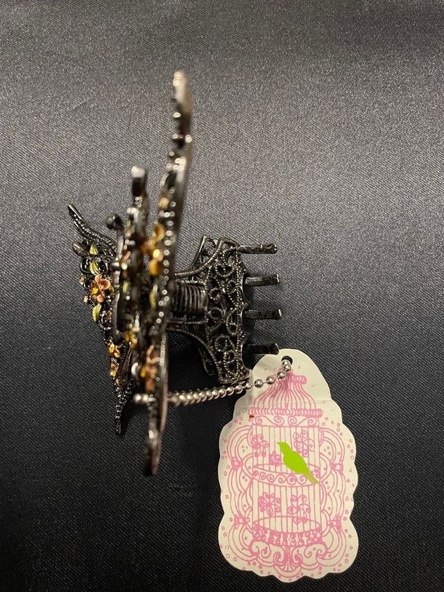 Pinza pelo mariposa oro y verde