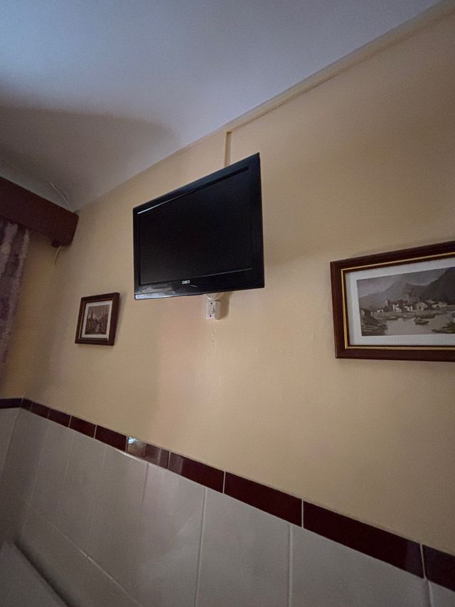 TV 15 con soporte y gafas