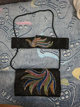 Bolso de mano y cinturón con abalorios