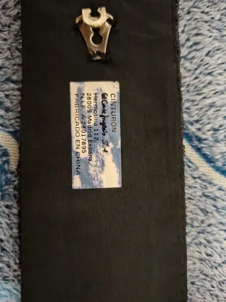 Bolso de mano y cinturón con abalorios