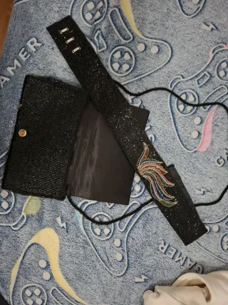 Bolso de mano y cinturón con abalorios